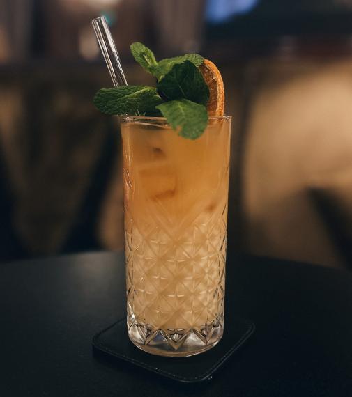 Évasion Tropicale : Le Belmont Colada – Notre Cocktail du Mois